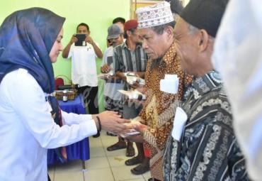 Penyerahan bantuan kepada 107 Kepala Keluarga kurang mampu di Desa Bumi Harapan Kecamatan Baebunta, Luwu Utara Rabu (9/10). 