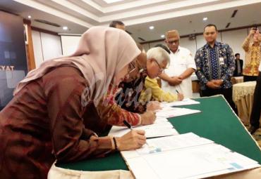 Bupati Luwu Utara, Indah P Indriani menerima hibah kapal rakyat