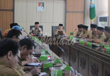 Gubernur Rohidin saat pimpin rapat seluruh Ka. Cabang Dinas (Cabdin) se provinsi Bengkulu di Lantai III Kantor Gubernur Bengkulu, 14/10.