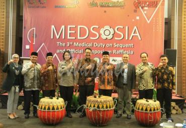 Pembukaan Simposium, Workshop, Lomba Poster dan Tropical and Coastal Medicine Championship Tingkat Nasional dalam agenda Medical Duty on Sequent and Offial Symposium Rafflesia (MEDSOSIA) Ke 3, F-KIK UNIB, di ruang pertemuan salah satu Hotel kawasan Salah Lebar Kota Bengkulu, Sabtu (19/10).