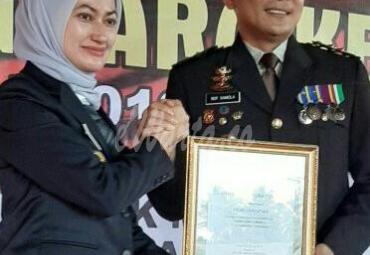 Bupati Luwu Utara, Indah P Indriani memberikan kenang-kenangan kepada Kapolres yang lama, AKBP Boy FS Samola