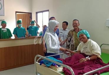 Sumringah, terlihat salah satu pasien tersenyum lebar dapak kunjungan Waka III DPRD Provinsi Bengkulu