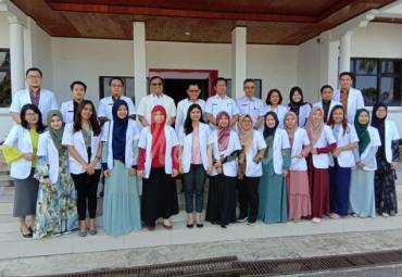 Dokter Intership berswafoto bersama Sekda Kabupaten Bengkulu Selatan
