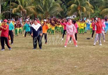 Tampak Bupati Mukomuko, Choirul Huda ikut senam Germas bersama warga