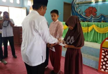 Baznas salurkan bantuan untuk siswa-siswi kurang mampu di Mukomuko, Rabu (13/11).