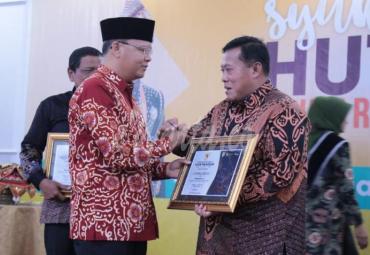 Gubernur Bengkulu Rohidin Mersyah menyerahkan Piagam dan Penghargaan kepada Bupati Mukomuko, H. Choirul Huda.