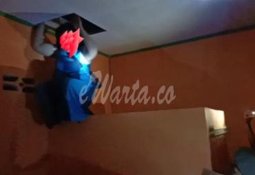 Salah seorang wanita nekat naik keatas plafon kamar hotel