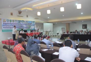 Rapat penyusunan rancangan draft perjanjian kerja sama (PKS) pembangunan SPAM regional KOBEMA (kota, benteng, dan seluma) di Santika Hotel, Rabu((20/11).