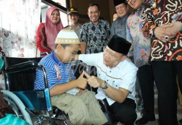 Gubernur sempat bercengkrama dengan anak kecil disela-sela kesibukanya menghadiri Launching Satgas PPA di Kepahiang.