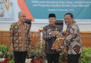 Gubernur Bengkulu (Dr. H. Rohidin Mersyah) saat menyerahkan DIPA ke Bupati Bengkulu Utara, H. Ir. Mian