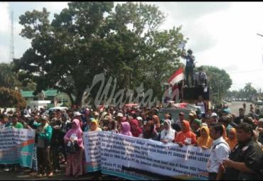 Demo, ribuan warga tuntut keadilan ke Pemerintah Provinsi Bengkulu, Rabu (27/11).