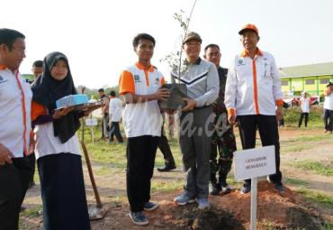 Penyerahan bibit secara simbolis