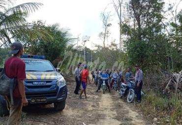 Polisi dan warga berhasil temukan dua orang tersesat dalam hutan.