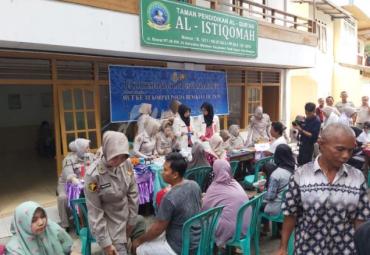 Antusias warga mengikuti bhakti kesehatan Biddokes Polda Bengkulu dalam rangka memperingati HUT Korpri ke- 48. 