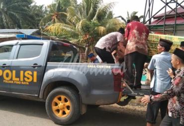 Mobil Patroli untuk mengangkut jenazah almarhum Pak Cica dari rumah duka di Desa Talang Padang Kec. Pino Raya menuju lokasi pemakaman pada hari Selasa (26/11).