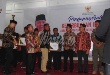 Kepala Dinas Kominfo Bengkulu Utara, Sasman, SP saat menerima penghargaan dari KIP yang diserahkan oleh Wakil Gubernur Bengkulu, Dedy Ermansyah.