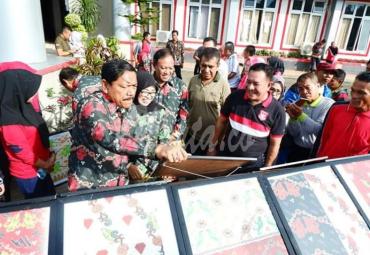 Bupati Bengkulu Utara, Ir. H. Mian saat melaunching Batik Kagano, Jumat (27/12).