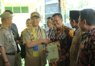 Penyerahan Sertifikat Redistribusi Tanah Tahun 2019 Sebanyak 2213 Persil oleh Gubernur Bengkulu Rohidin Mersyah kepada warga penerima, di Halaman SD Negeri 123 Desa Pukur, Kecamatan Air Napal Kabupaten Bengkulu Utara, 17/12.