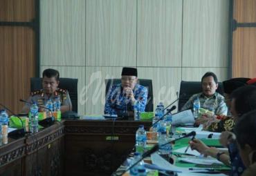 Gubernur memimpin rapat evaluasi terhadap SK No. 267 Tahun 2011, tentang persetujuan Perubahan Direksi dan Pemegang Saham PT. BMQ.