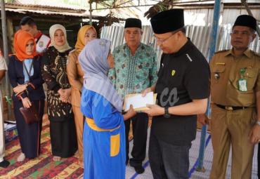 Gubernur Bengkulu memberikan santunan ke rumah duka di Bengkulu Tengah.