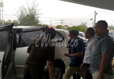 Dua tersangka Fery Lastoni dan Syamsul Asri saat digelandang naik ke mobil Kejaksaan Negeri Seluma.