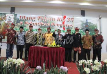 Penjabat (Pj) Sekda Provinsi Bengkulu Hamka Sabri hadir pada HUT ke-35 & Pelantikan Pengurus Ikatan Keluarga Jawa Timur (IKJT) Provinsi Bengkulu, di Aula Pertemuan Hotel Latansa Kota Bengkulu, Sabtu (18/01).