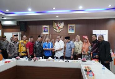 Lanyalla Mattalitti juga berjanji akan mendukung dan menjembatani komunikasi Pemprov dengan Pemerintahan Pusat agar kemajuan di Bengkulu cepat terlaksana.