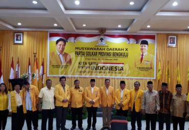 Kader Golkar provinsi Bengkulu berswafoto bersama.