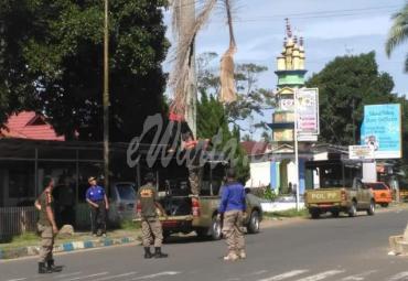 Penertiban baliho dan spanduk menjelang kedatangan Jokowi.