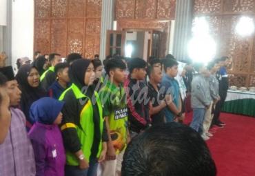 Bupati serahkan reword kepada atlet Mukomuko yang berprestasi.