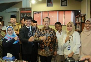 Gubernur Bengkulu Rohidin Mersyah saat sharing session Camkoha Library Cafe (CLC)