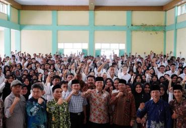 Keceriaan tampak terpancar dari 677 orang Guru Tidak Tetap (GTT) dan Pegawai Tidak Tetap (PTT) se - Kabupaten Bengkulu Utara saat menerima SK yang diserahkan langsung oleh Gubernur Bengkulu Rohidin Mersyah, Minggu (9/2)