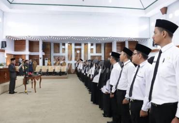 Pengambilan Sumpah/Janji dan Penyerahan Keputusan Pengangkatan PNS Formasi Tahun 2018 oleh Asisten III Bidang Administrasi Umum Setda Provinsi Bengkulu Gotri Suyanto, Selasa (18/2) bertempat di Gedung Serba Guna.
