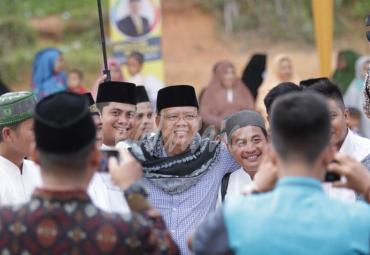 Gubernur Bengkulu foto bersama masyarakat Mukomuko.