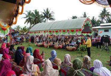 Gubernur Rohidin Mersyah meninjau jalan di Kecamatan Selagan Raya yang rencananya menjadi akses baru yang akan menghubungkan Bengkulu dengan Provinsi Jambi. 