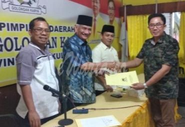 Sekretaris DPD Golkar provinsi Bengkulu, Samsu Amanah mendaftarkan Rohidin Mersyah sebagai Bakal Calon Ketua DPD Golkar periode 2020 - 2025.