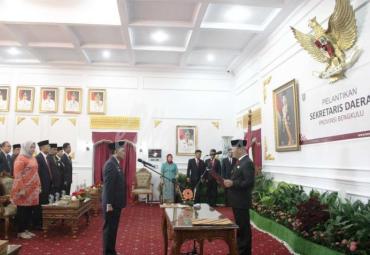 Pelantikan dan pengambilan sumpah jabatan Sekda provinsi Bengkulu, Hamka Sabri, Senin (03/2/20).