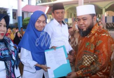 melakukan Penyerahan Surat Perintah Tugas (SPT) Guru, tenaga kependidikan kategori K2 dan 13 Pegawai Tidak Tetap (PTT) secara simbolis dilingkungan Dinas Pendidikan Kota Bengkulu Tahun 2020 di lapangan apel Dinas Pendidikan Kota Bengkulu. Senin (24/2/2020).