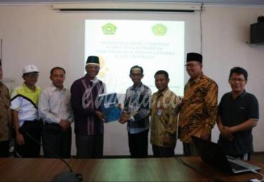 Penyerahan penghargaan WBK oleh Derektorat Jendral Pendidikan Islam.