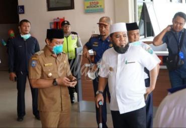 Walikota bersama Wawali saat turun serta memantau Bandara Fatmawati Sukarno.