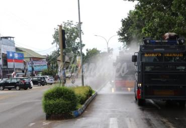 Penyemprotan desinfektan menggunakan mobil Ateleri Water Canon (AWC),
