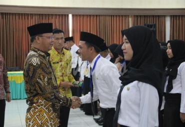 Gubernur Rohidin usai pimpin Upacara Pelatihan Dasar (Latsar) CPNS Kaur Formasi Umum Tahun 2018, di Aula BPSDM Provinsi Bengkulu, Kamis (05/03).