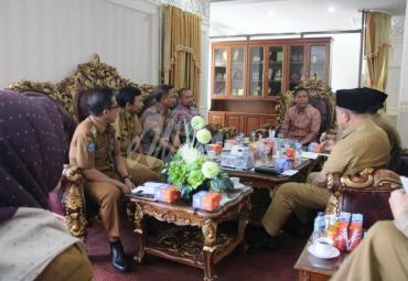 Wakil Gubernur (Wagub) Bengkulu Dedi Ermansyah gelar Rapat Pencegahan Penyerabaran Covid-19 terhadap tenaga kerja asing (TKA) PLTU Pulau Baai Bengkulu di Ruang Kerja Wagub Bengkulu, Selasa (17/03). 