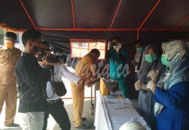 lakukan cleaning terhadap pasien maupun pengunjung dengan penyemprotan disinfektan untuk meminimalisir penyebaran virus corona, dan melakukan beberapa peringatan dan sosialisasi guna pengunjung tetap steril dari virus-