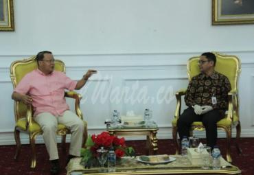Gubernur Bengkulu Rohidin Mersyah bersama Kepala Otoritas Jasa Keuangan (OJK) Perwakilan Provinsi Bengkulu Yusri, melakukan pertemuan terbatas, Senin (23/3) di Gedung Daerah Balai Raya Semarak Bengkulu.