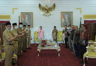 Rejang Lebong itu dari Lubuk Linggau, kemudian kalau Kabupaten Mukomuko itu dari Padang, Kabupaten Kaur dari Lampung, Bengkulu Selatan dari Pagar Alam, kemudian Empat Lawang ke Kepahiang