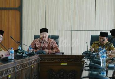 Gubernur Rohidin usai Video Conference/ Ratas Pengarahan Presiden RI kepada Seluruh Gubernur se-Indonesia terkait Covid-19, di Ruang VIP Gedung Pola Pemprov Bengkulu, Selasa (24/03).