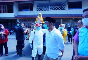 Wakil Gubernur Bengkulu Dedy Hermansyah juga turun langsung meninjau penyemprotan, yakni di Bandara Fatmawati, 