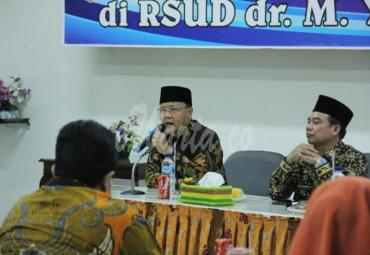 Gubernur Bengkulu Rohidin Mersyah turun langsung memberikan dukungan moral dan motivasi kepada para tenaga medis yang menjadi garda terdepan