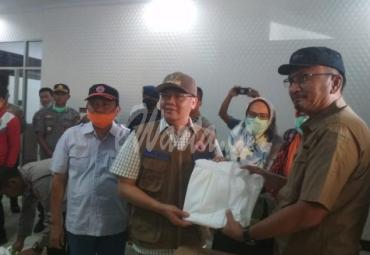 Bantuan APD dan Rapid Test untuk tenaga medis ini diterima Sekretaris Daerah Kota Bengkulu didampingi Kepala Dinas Kesehatan Kota Bengkulu dan Direktur Rumah Sakit Harapan dan Doa (RSHD